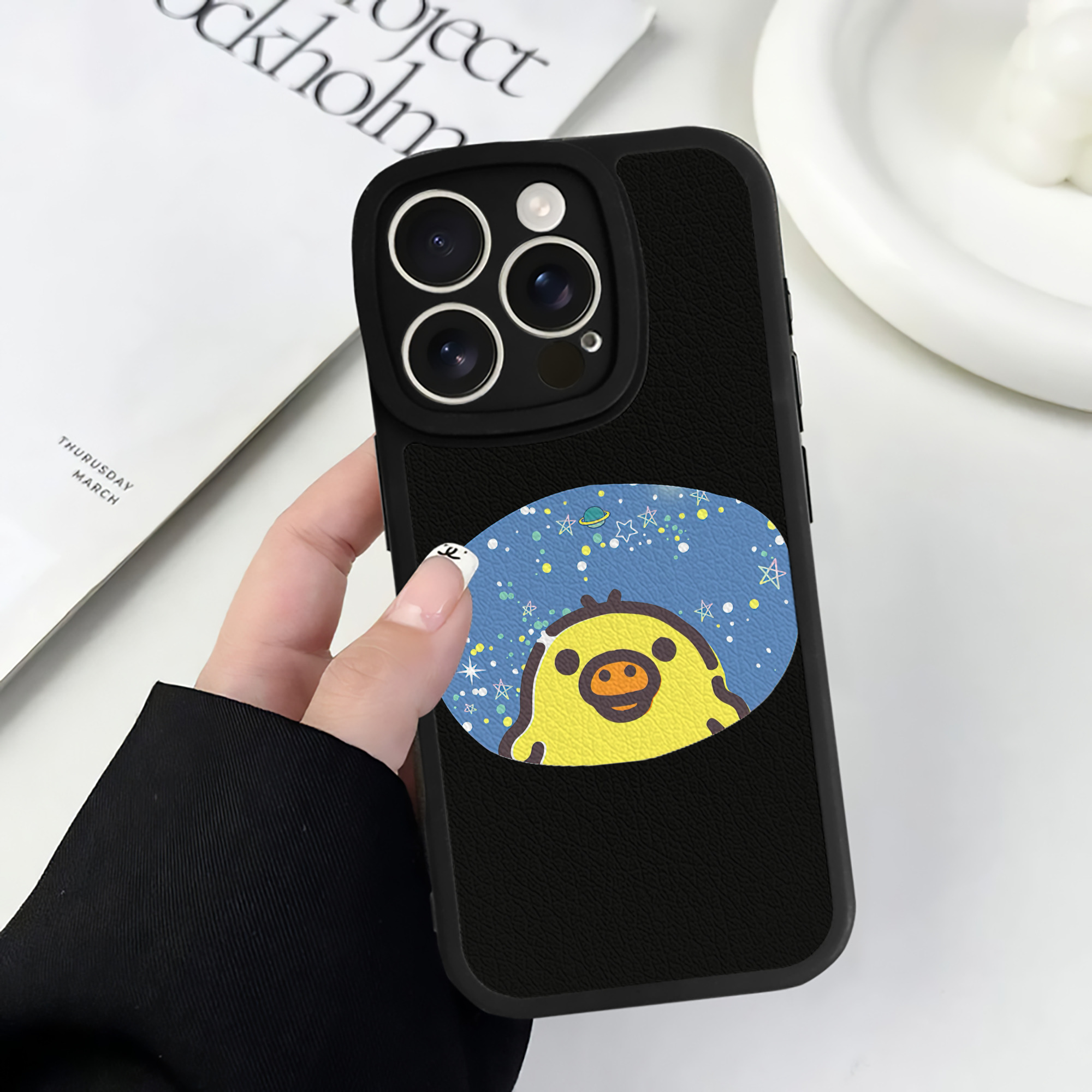 （画像用） リラックマ リラックマ キイロイトリ Rilakkuma Korilakkuma Kiiroitori 【iPhone 16シリーズ対応】シリコンスマホケース（レザー調） 材質：シリコン